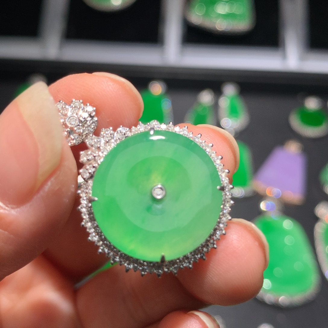 翡翠颈饰18K金镶嵌翡翠