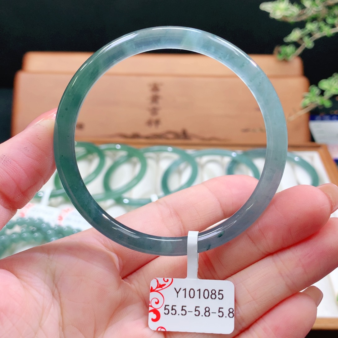 翡翠手镯未镶嵌天然