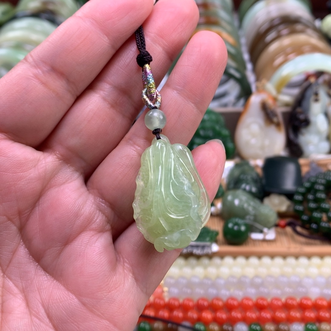 岫玉未镶嵌颈饰吊坠