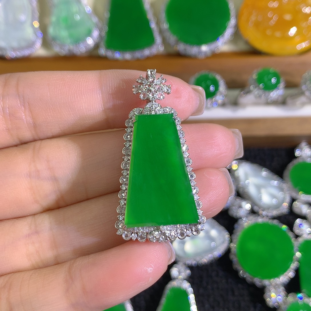 翡翠18K金镶嵌颈饰无事牌