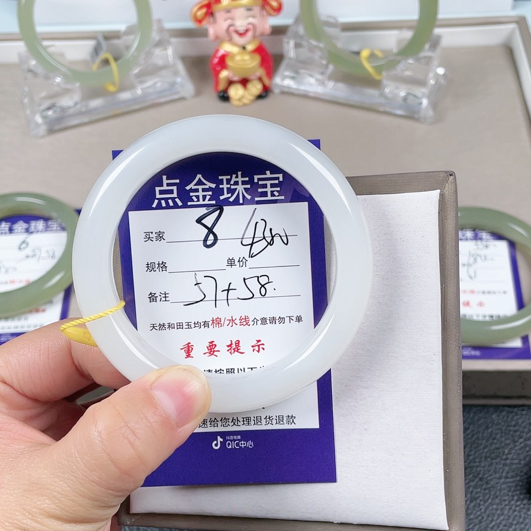 和田玉手镯未镶嵌致****。