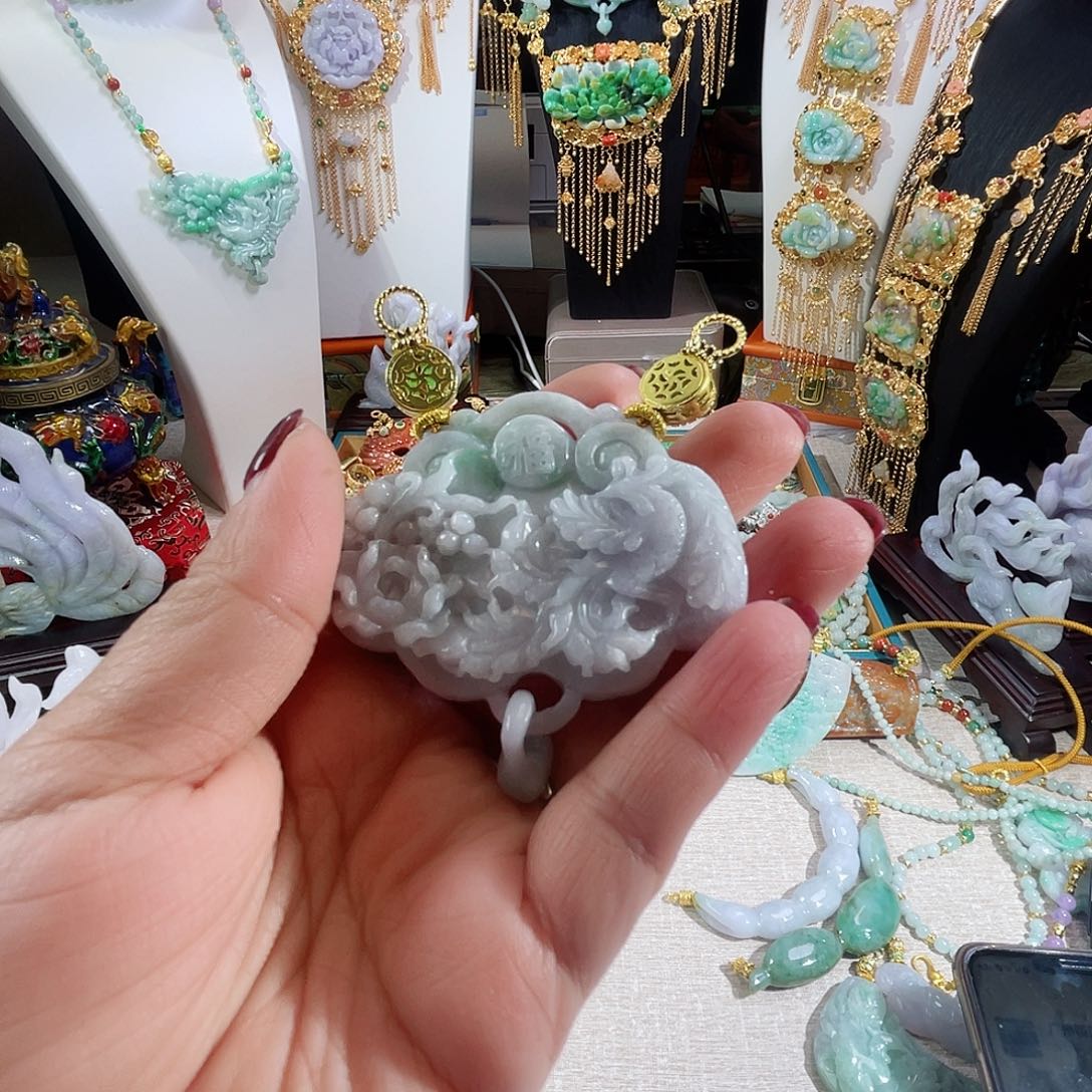 翡翠颈饰未镶嵌翡凤穿牡丹