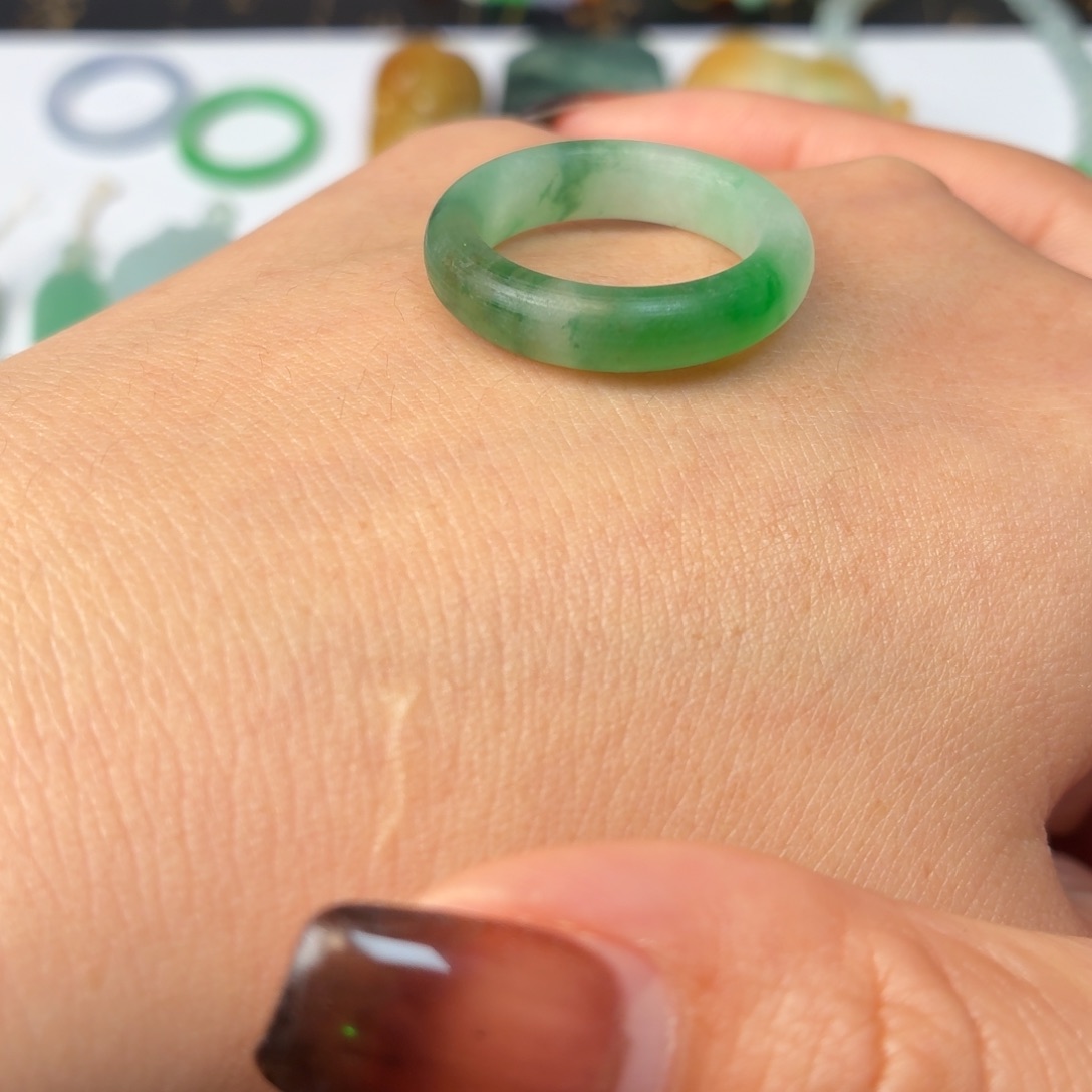 兜****定制翡翠未镶嵌戒指
