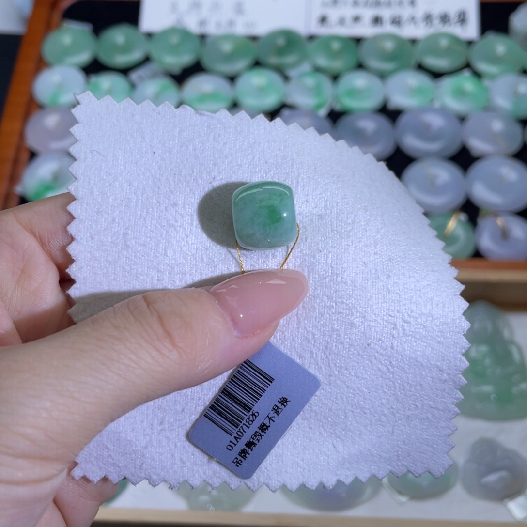 翡翠未镶嵌颈饰路路通