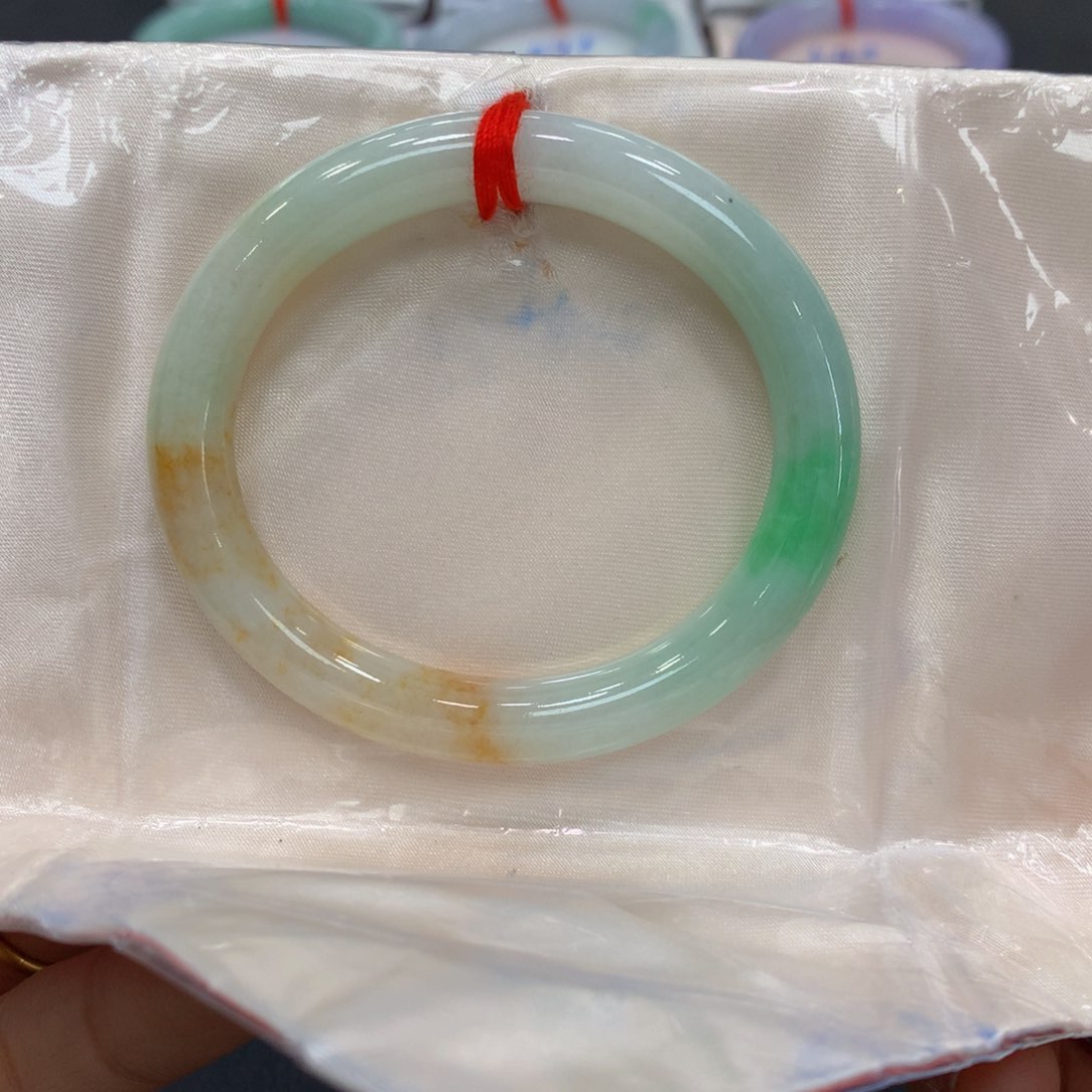 翡翠手镯未镶嵌翡翠