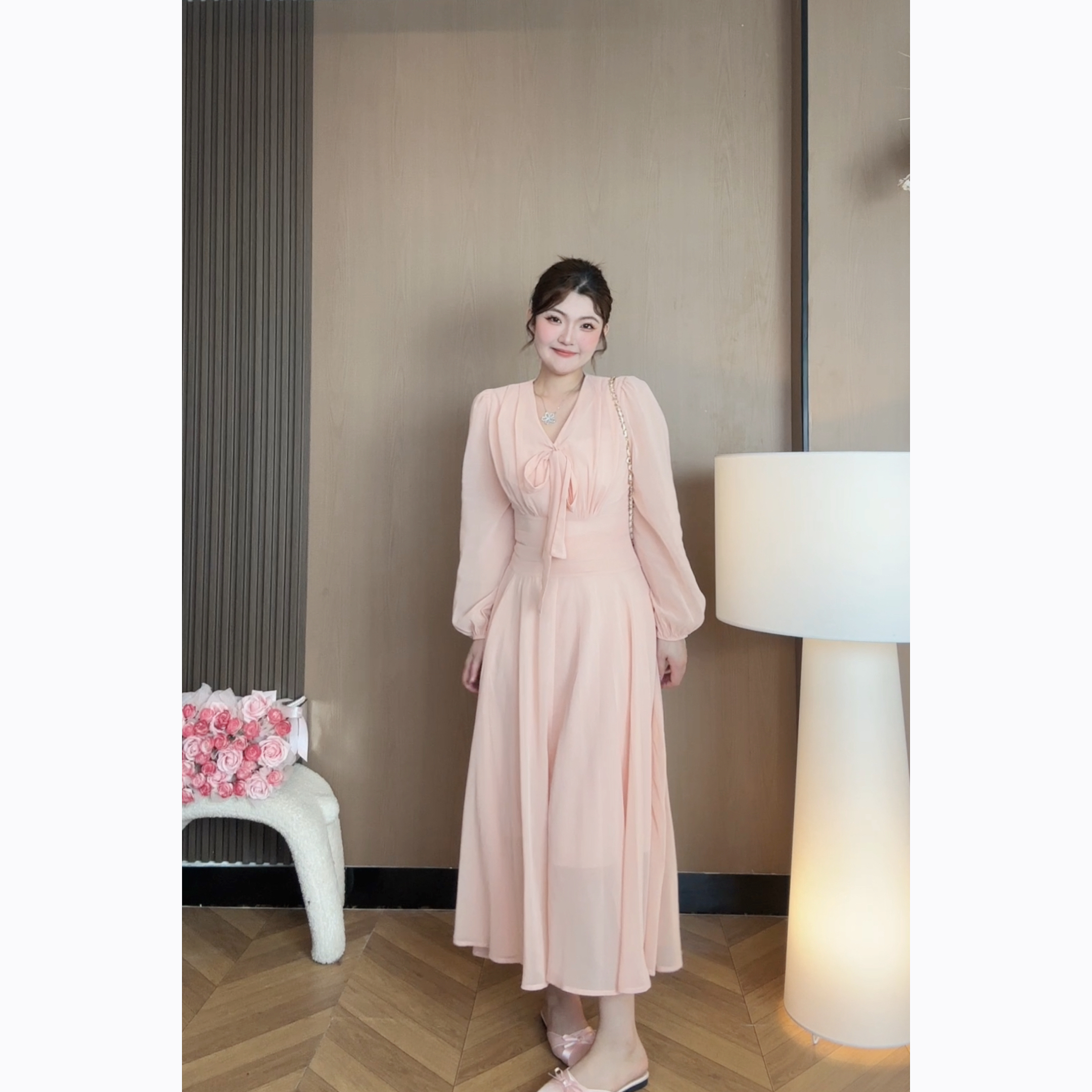 大码法式粉色温柔V领蝴蝶结系带长袖连衣裙2025新款秋女装长裙