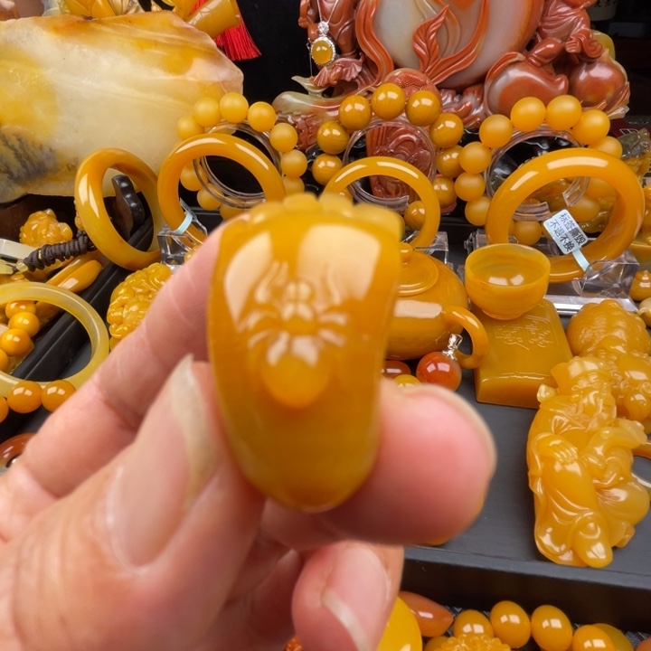 未镶嵌石英质玉（黄龙玉）颈饰