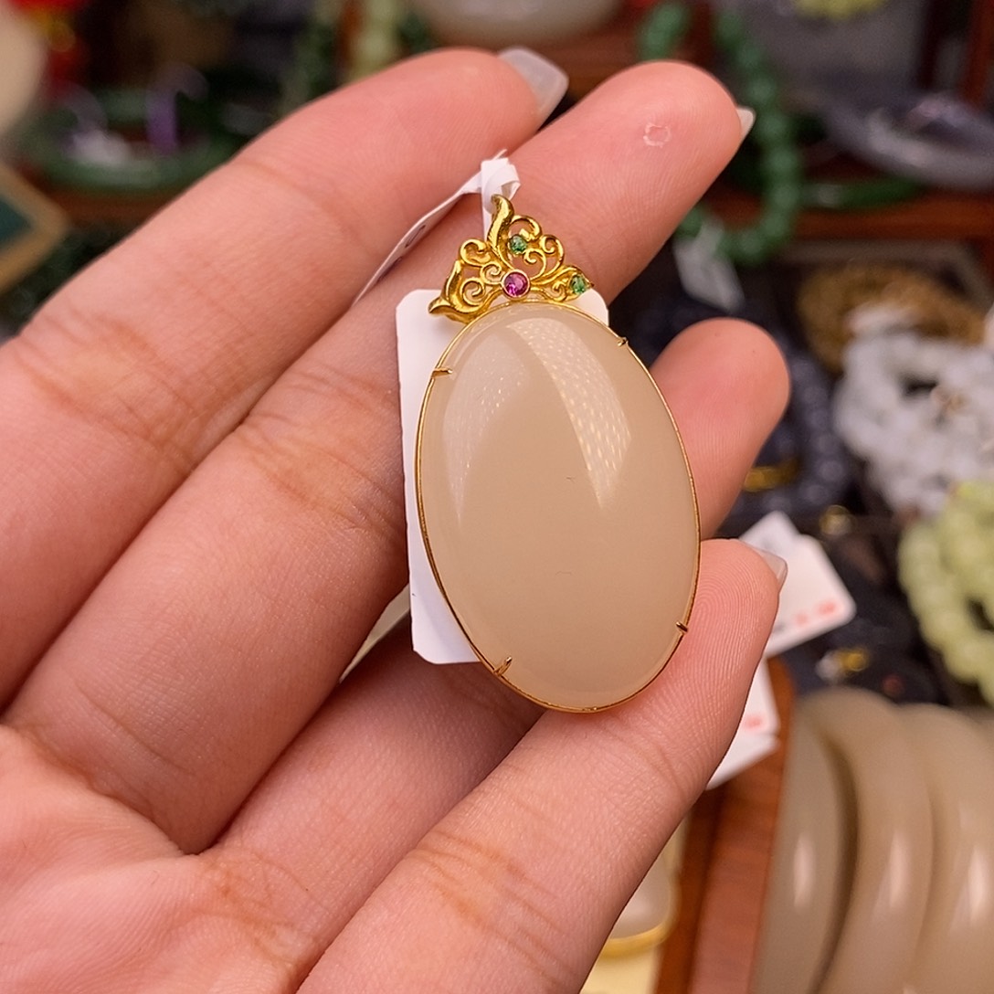 和田玉清货价浓藕粉红粉金镶蛋面未镶嵌