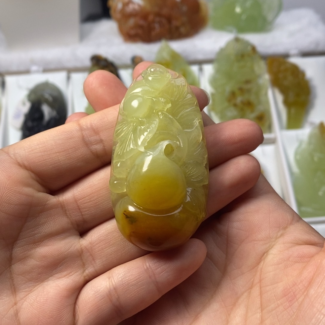 蛇纹石玉未镶嵌颈饰