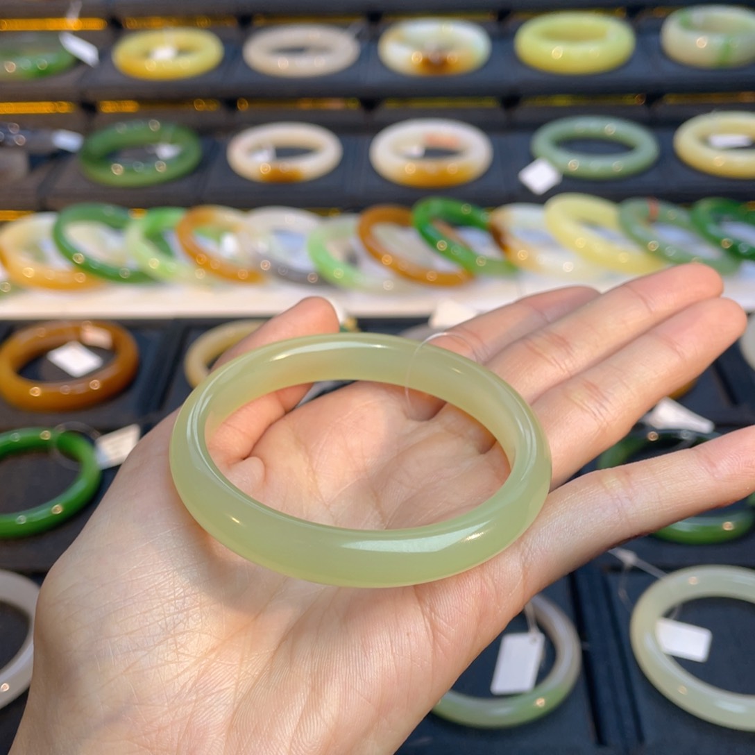 和田玉手镯未镶嵌