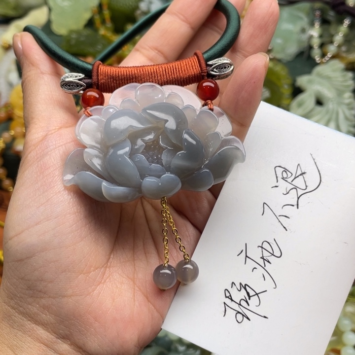 蛇纹石玉吊坠合金