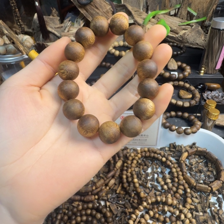 沉香碎屑沉香海南陆河白棋1.4大11克