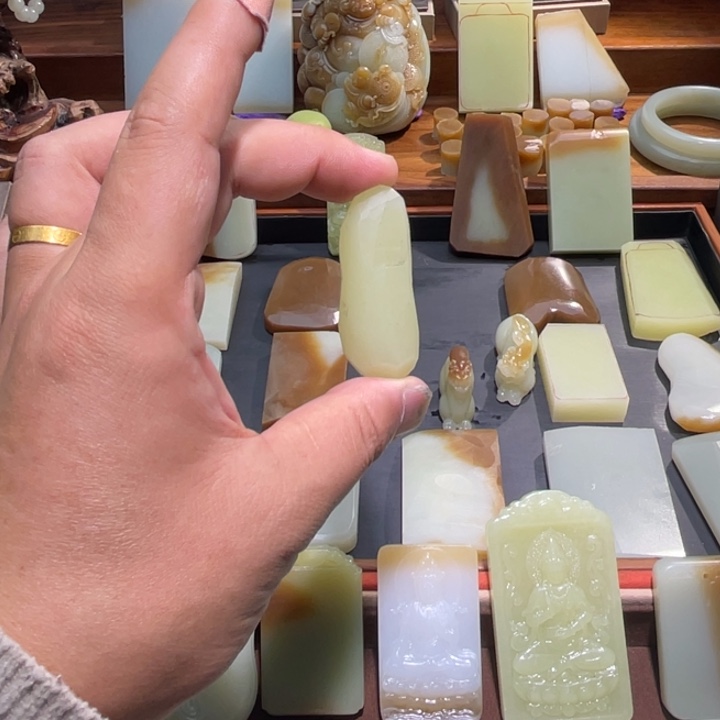 颈饰未镶嵌和田玉黄*