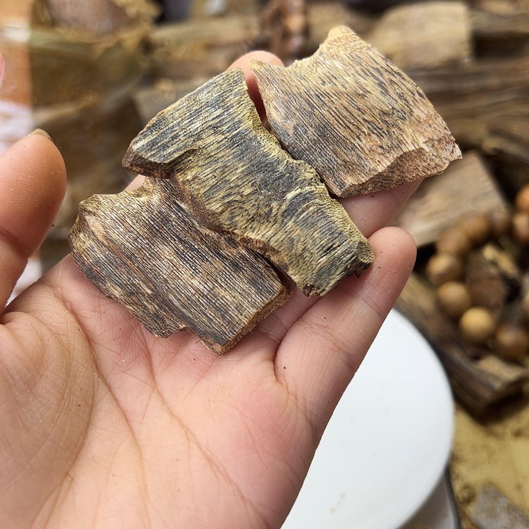 紫***风木绿奇楠原材料14克