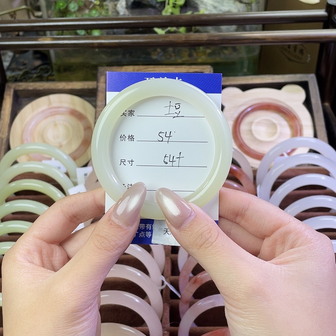 爱****玛瑙/玉髓未镶嵌手镯