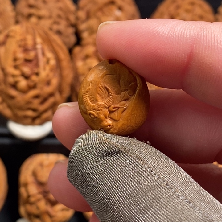 M***3松子牛，天地孔。编绳手把件