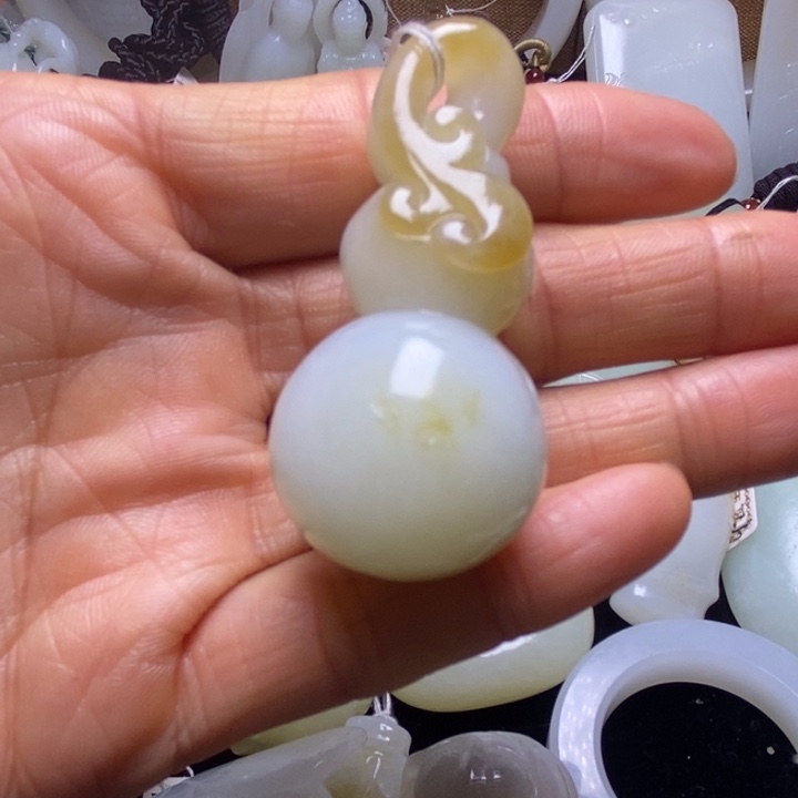 和田玉未镶嵌把件