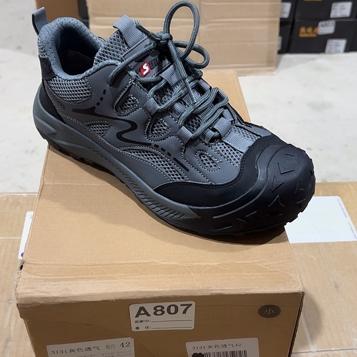 807号。42防砸防刺劳保鞋。鞋底磨损介意勿拍