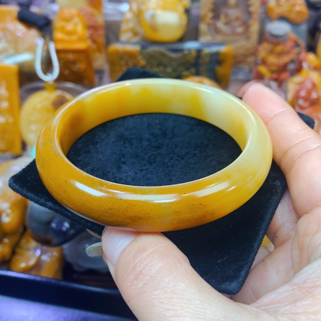 未镶嵌石英质玉（黄龙玉）颈饰
