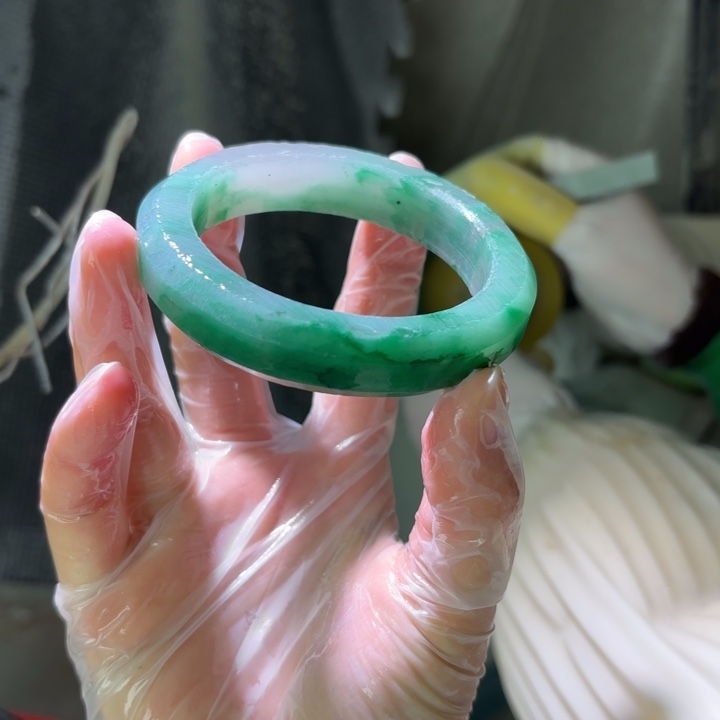 雪***恋石英质玉（非洲翠）未镶嵌手镯定制