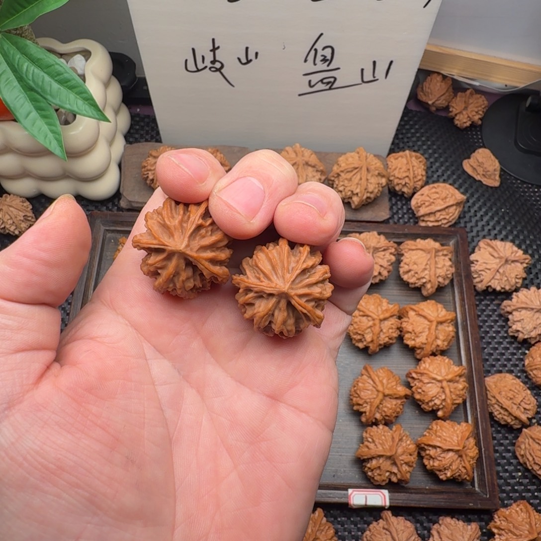呵***呵吊坠文玩核桃岐山三棱文玩核桃（）