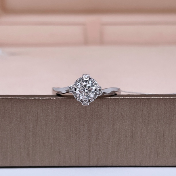 18k金主钻50分简约时尚围镶显大女戒净度SI颜色H 13#