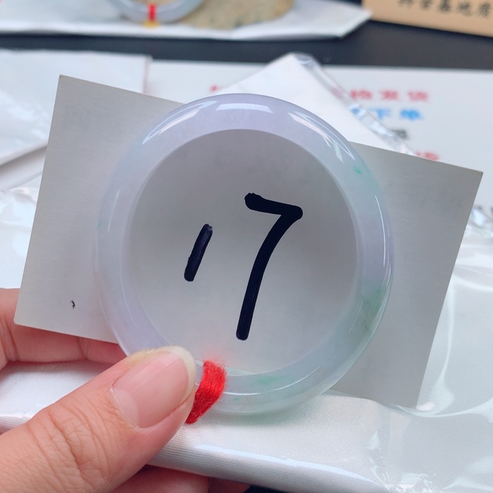 翡翠手镯未镶嵌冰