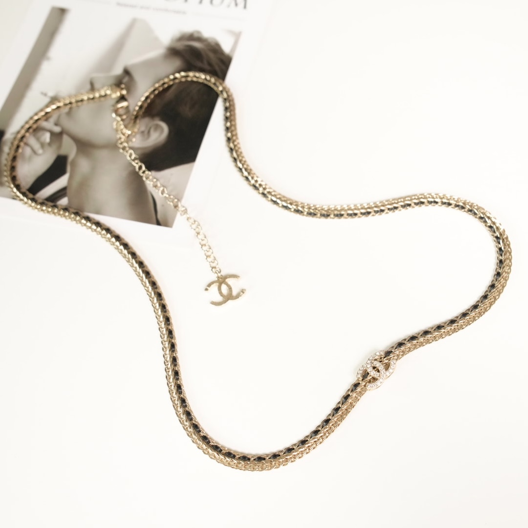 Chanel 黑金皮穿蛇骨长项链