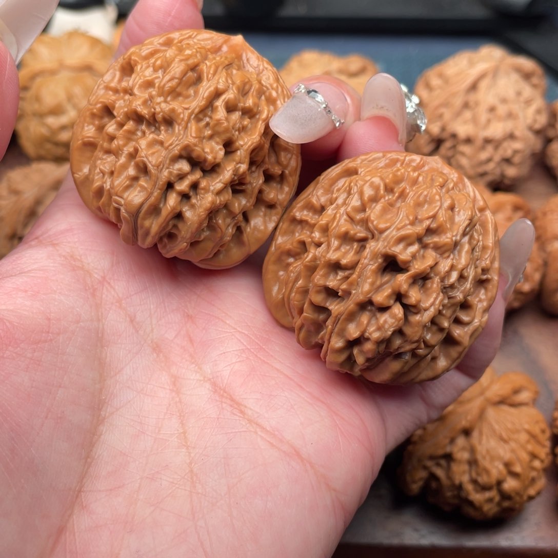 文玩核桃吊坠红皮平谷楼40，大克重43