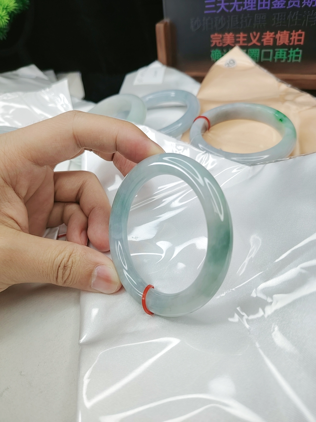 福镯圆条双十54圈口，糯米种带翠绿对称阳春，天然缅甸翡翠手镯A货