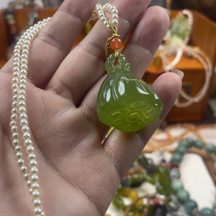 蛇纹石玉未镶嵌吊坠