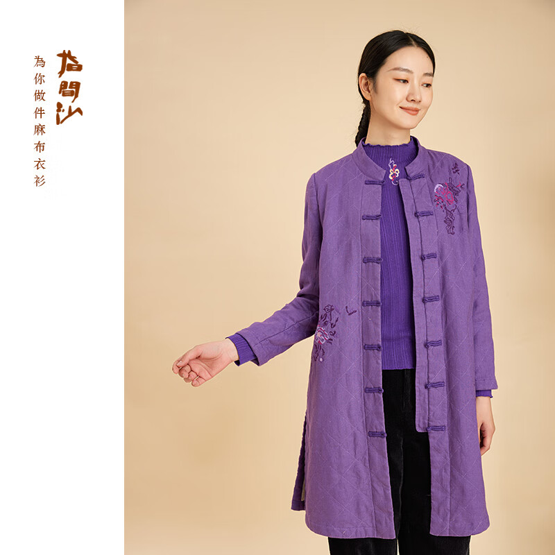 W2341378指间沙原创女装23冬季中式立领刺绣盘扣裥绒长外套文艺保