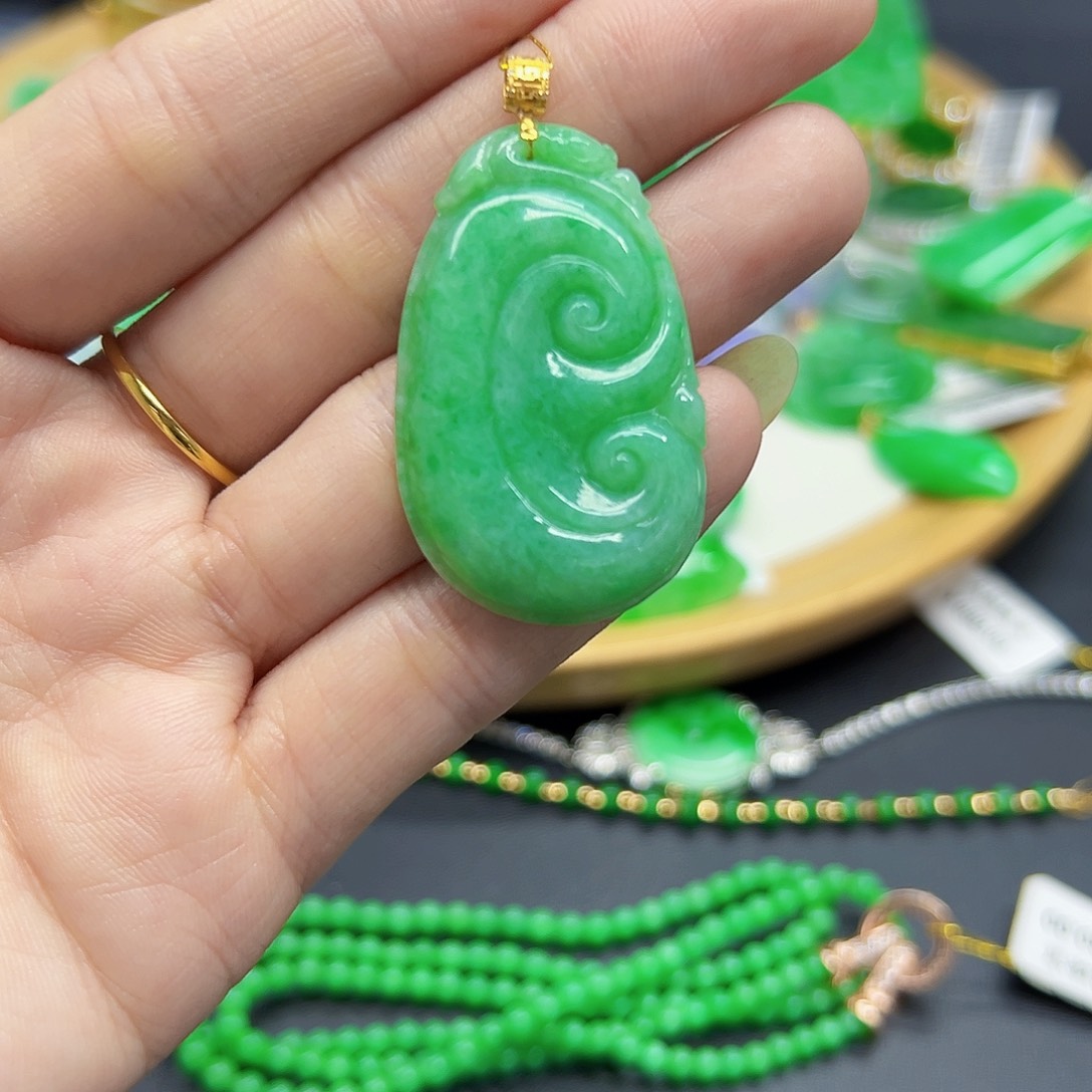 翡翠颈饰18K金镶嵌天然缅料A货一件