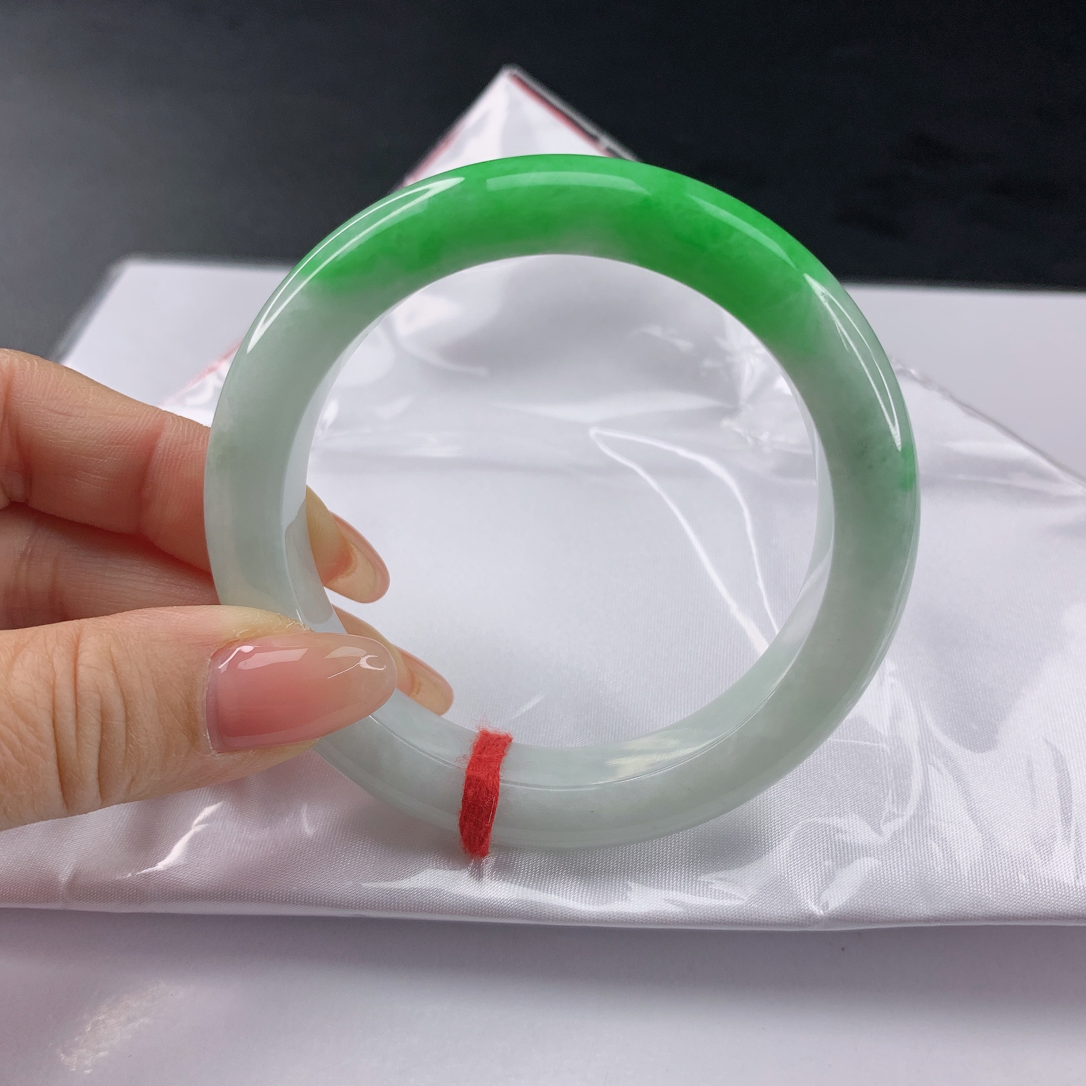 59圈口半山半水辣阳绿A货翡翠手镯：编号480385