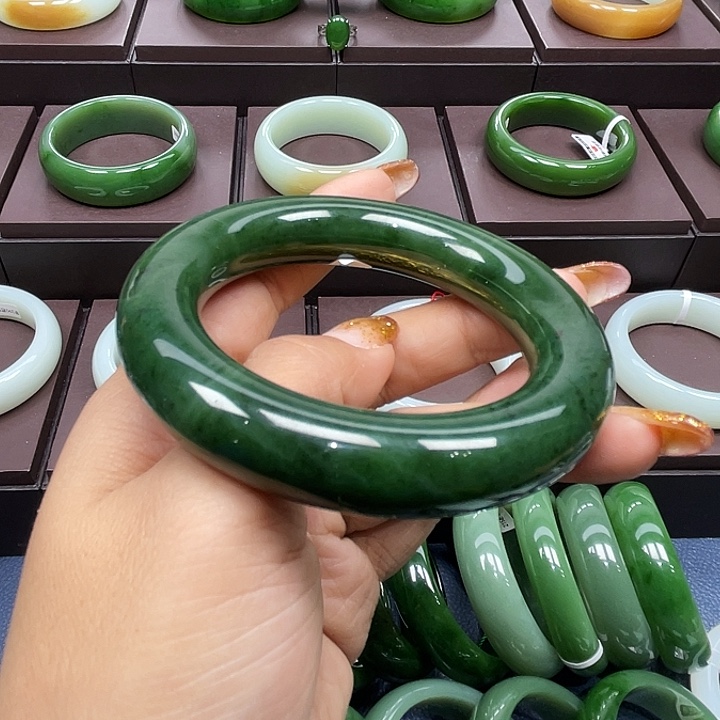 和田玉未镶嵌手镯