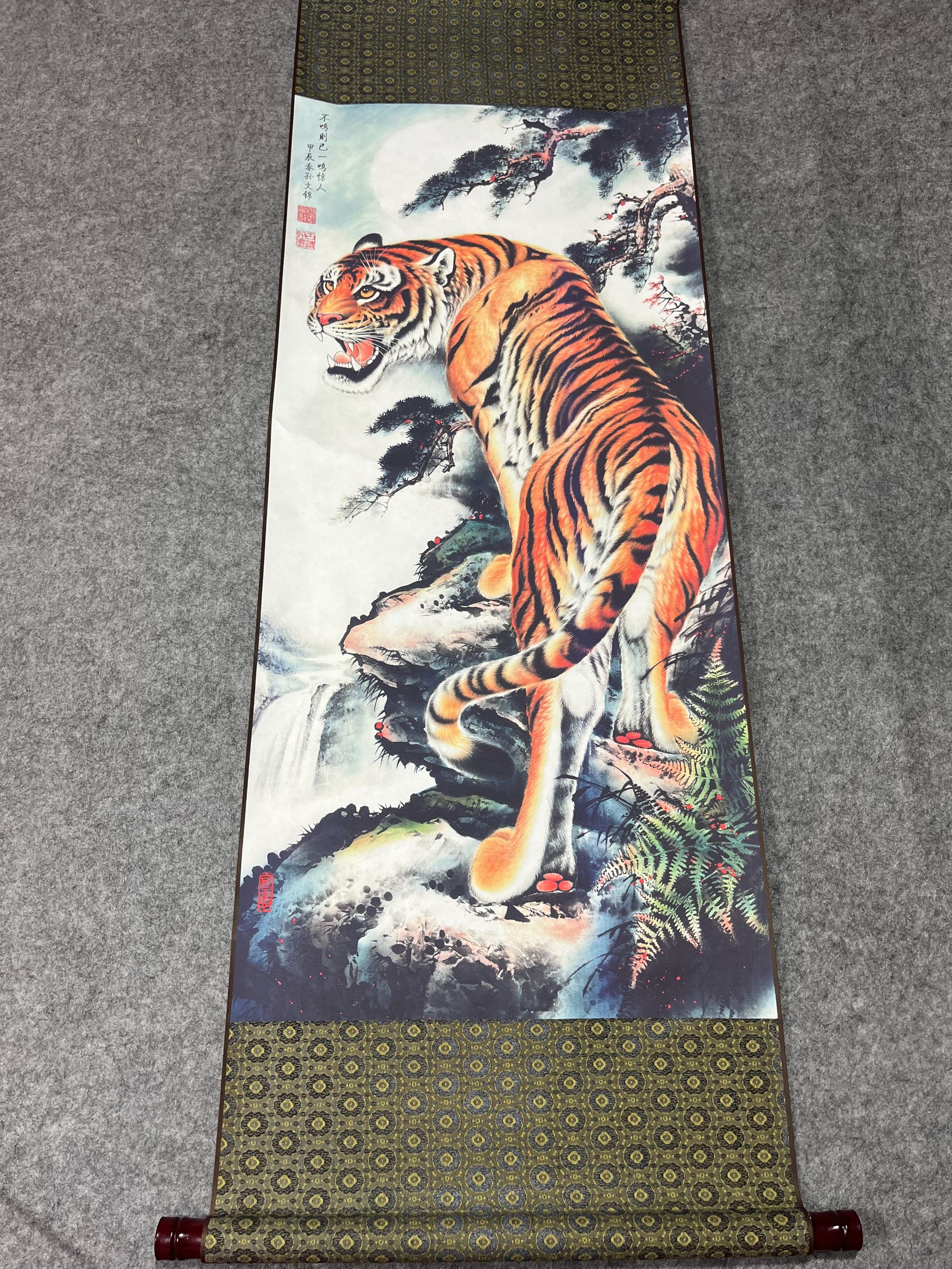《一鸣惊人 .上山虎》 宽45高140 国画