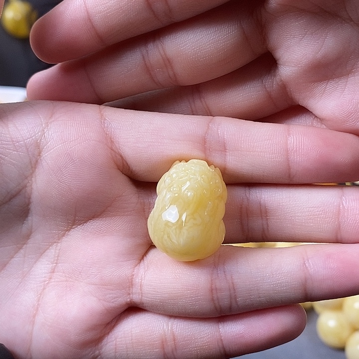 琥珀未镶嵌裸石貔貅