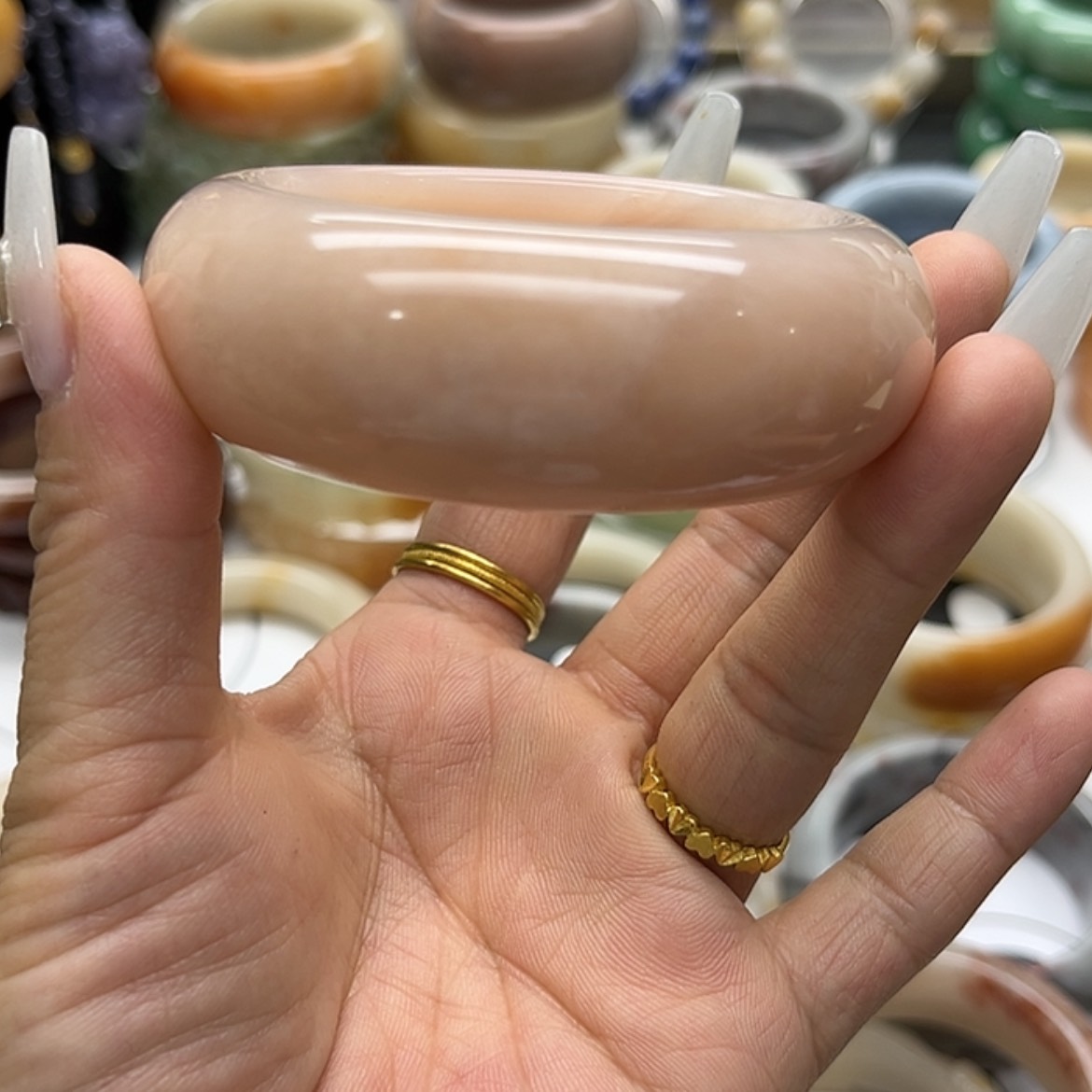 【闪购商品】石英质玉手镯未镶嵌轩*粉婚纱