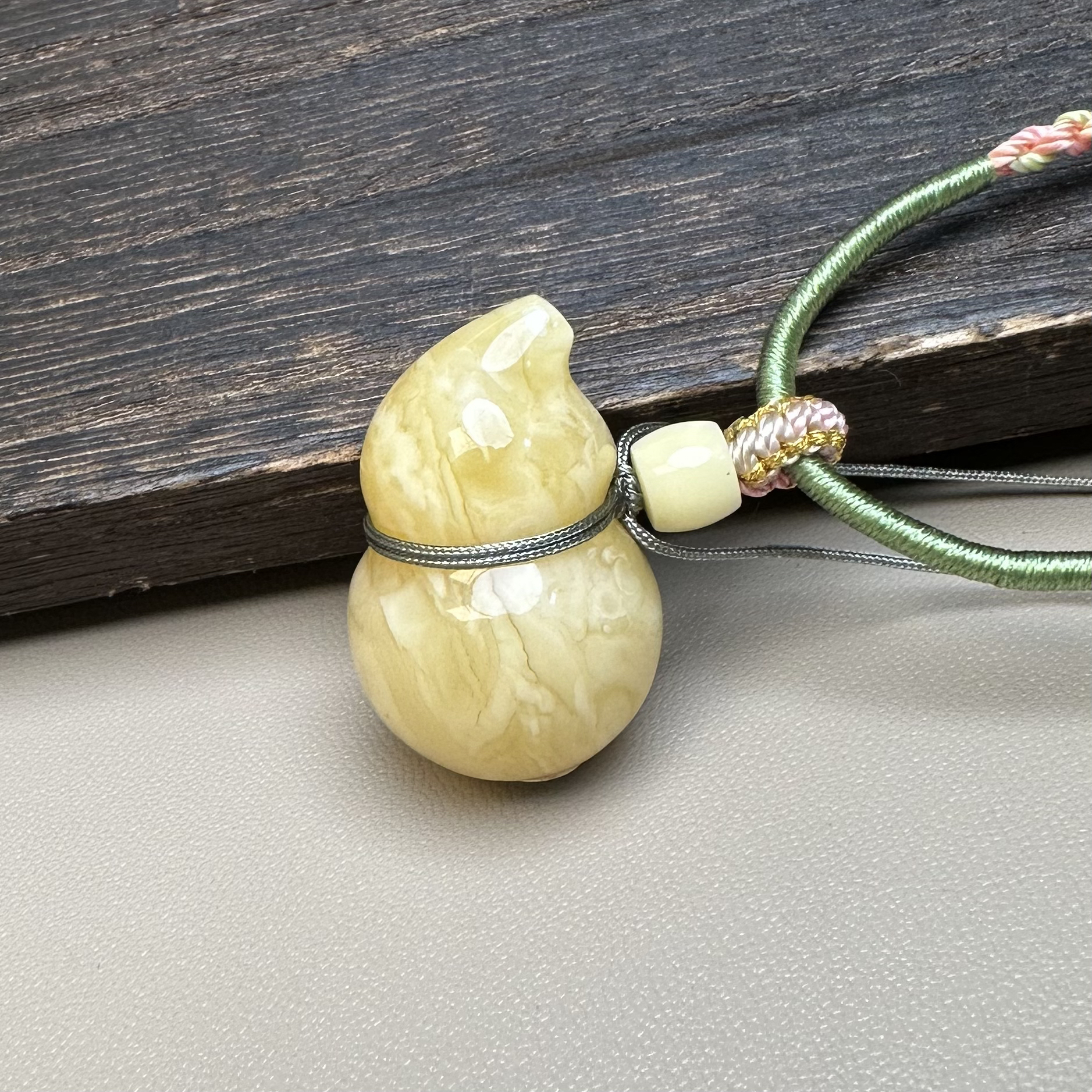 4.56克28.2×18mm俄料浓白蜡妖花蜜蜡葫芦水滴无事牌正宗蜜蜡吊坠