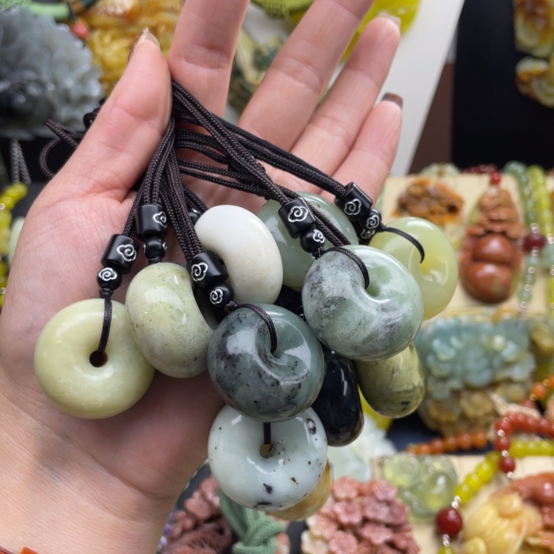 未镶嵌蛇纹石玉颈饰