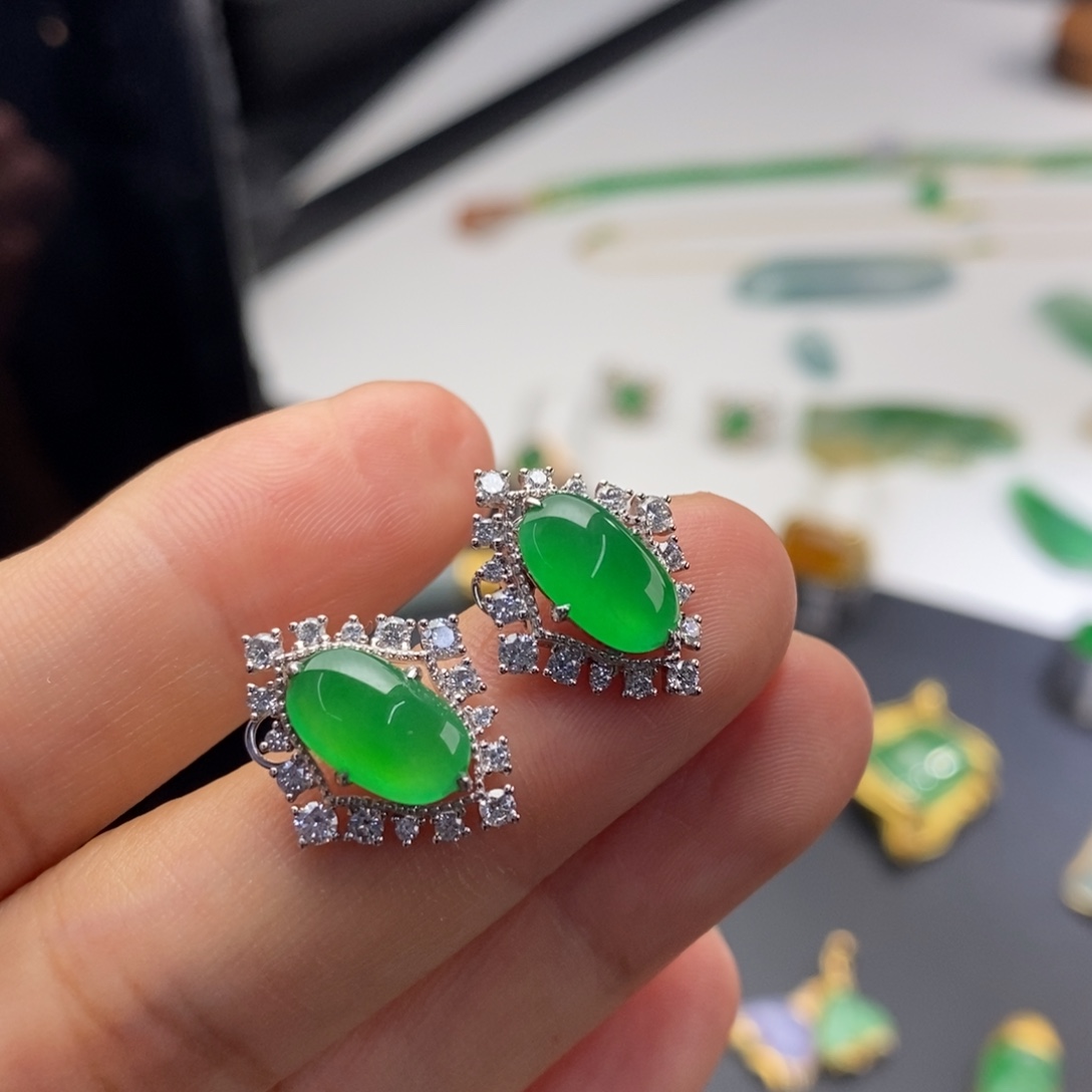 翡翠18K金镶嵌耳饰  阳绿色耳钉