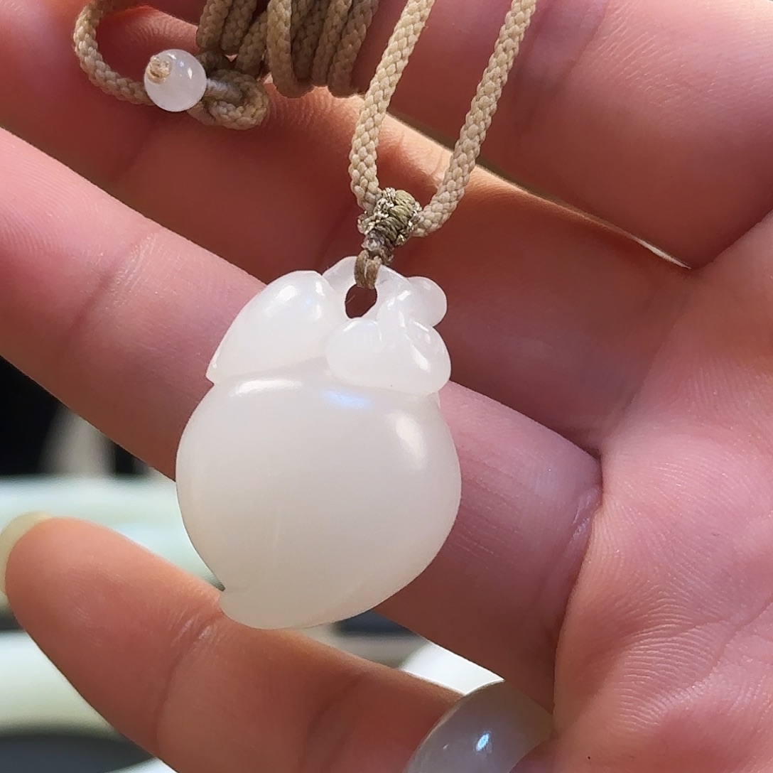 和田玉未镶嵌颈饰俄料如意桃