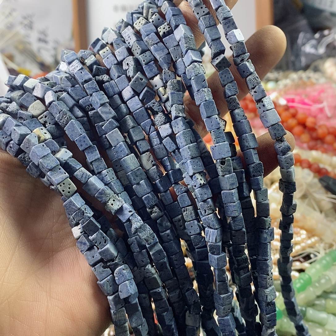 玛瑙/玉髓珠宝半成品未镶嵌一条天然5mm蓝三姑娘方糖不规则