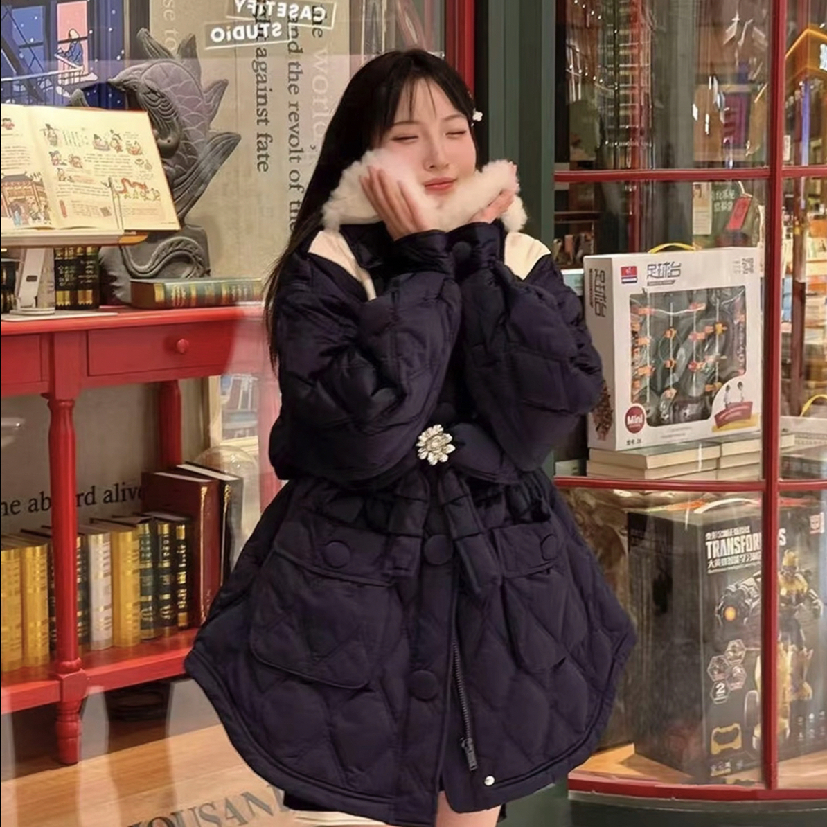 《no退no换默认微瑕》藏蓝色毛领菱形格保暖中长款外套