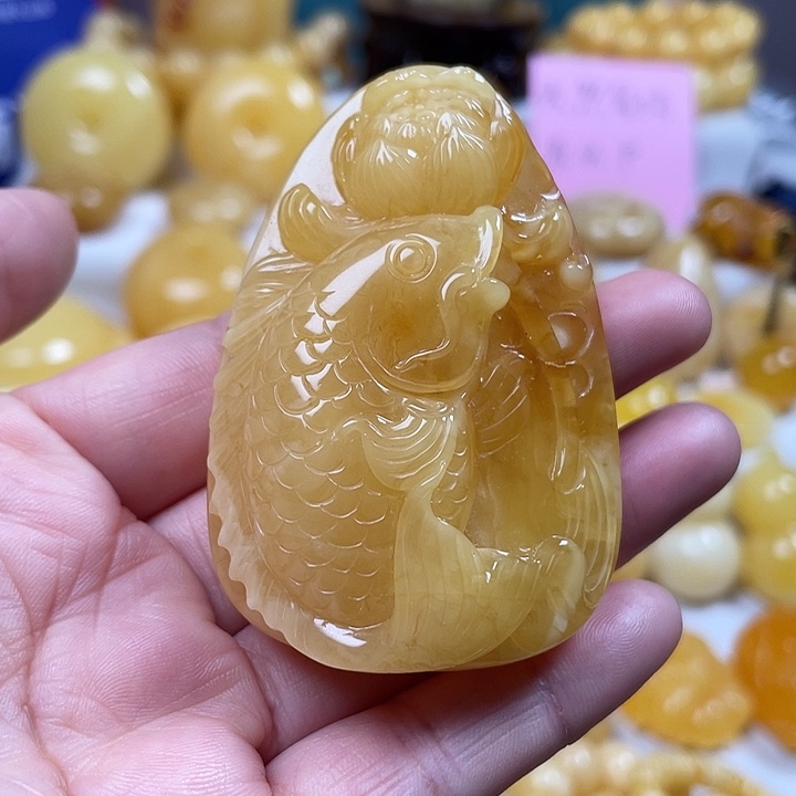 蜜蜡裸石未镶嵌年年有余