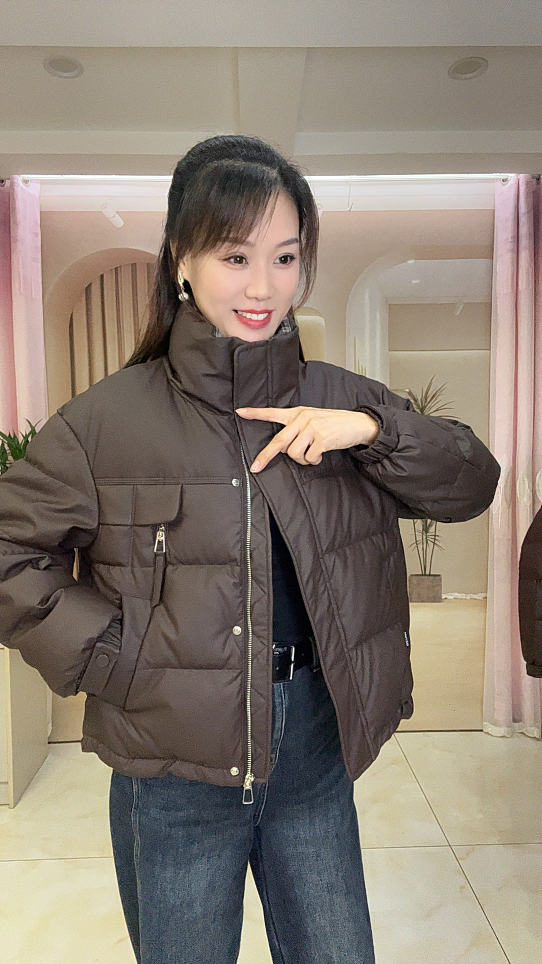 2025冬新款时尚格子立领撞色拼接PU蛋白皮白鸭绒短款羽绒服女