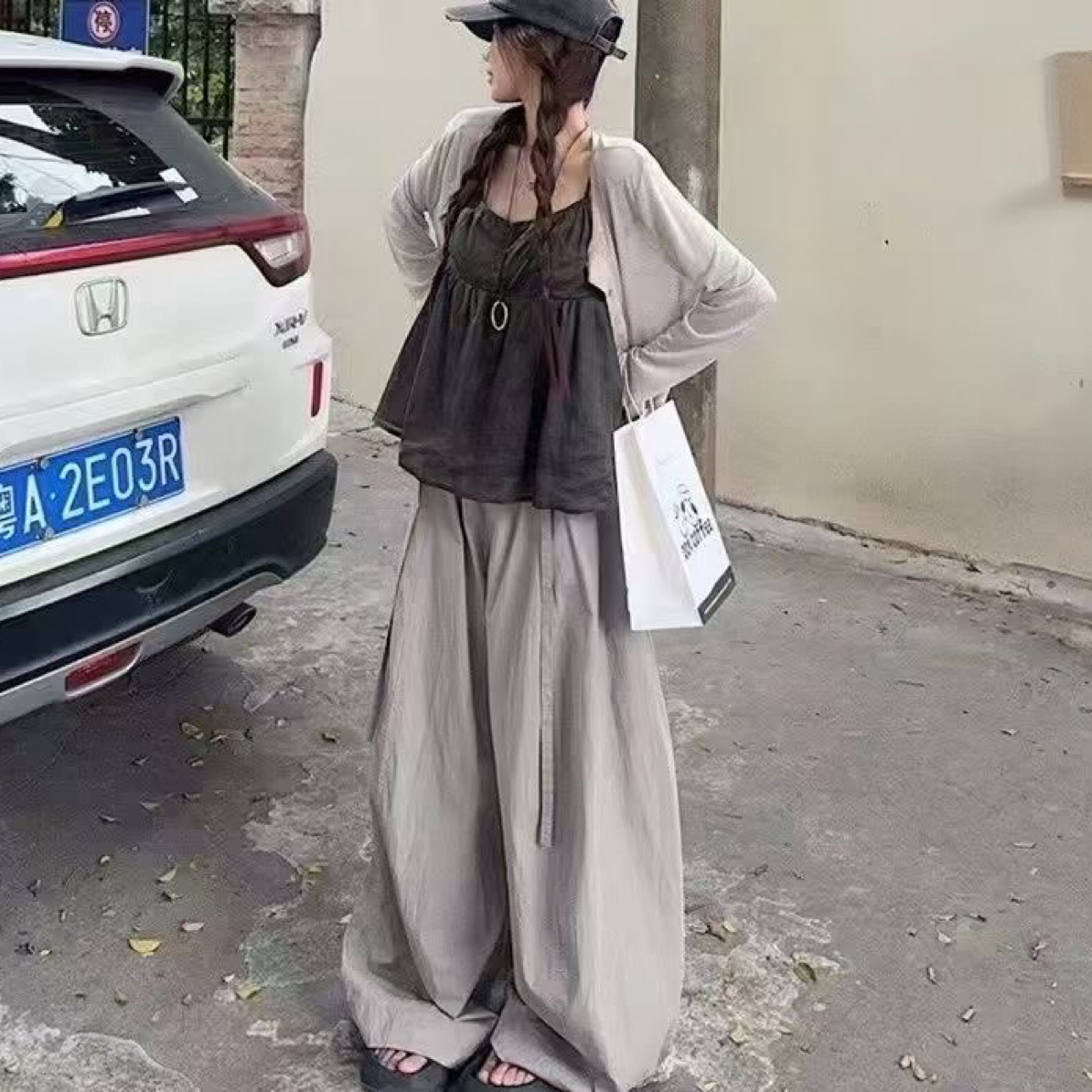 韩版气质秋季法式慵懒风防晒外衫搭配减龄吊带高腰阔腿裤