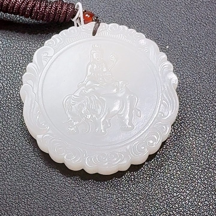 君***言和田玉未镶嵌颈饰