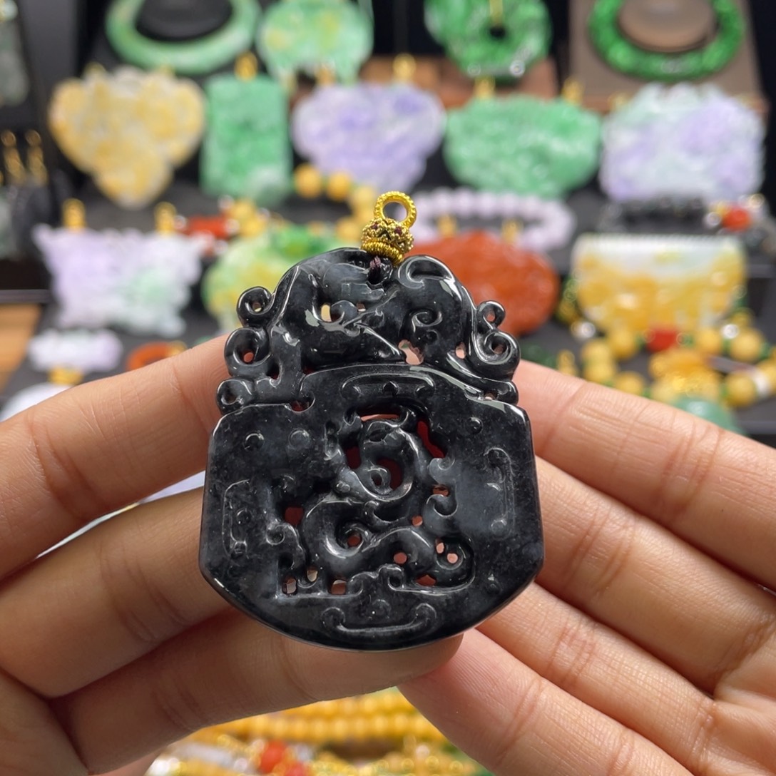 翡翠未镶嵌颈饰待编织