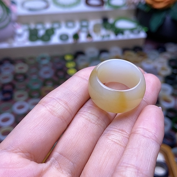 和田玉戒指未镶嵌17.4夹心糖